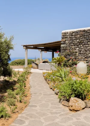 WPRELAIS-DAMMUSIPOSIDONIA-PANTELLERIA-SICILIA-GARDEN-ORIZ